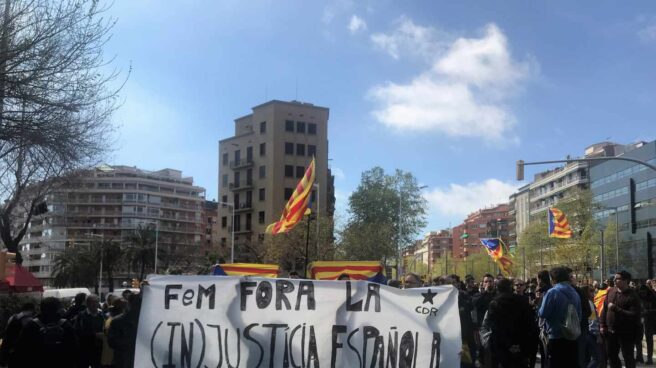 Los Mossos desalojan a manifestantes concentrados en el acto del Rey en Barcelona