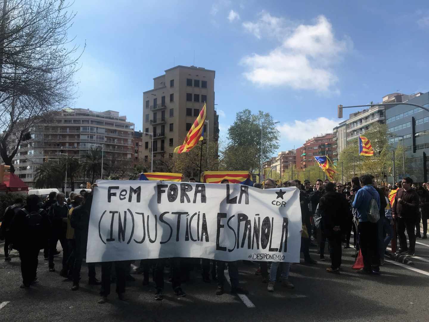 Manifestantes convocados por los CDR se manifiestan en Barcelona por la visita del Rey Felipe.