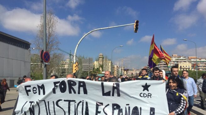 Manifestantes convocados por los CDR se manifiestan en Barcelona por la visita del Rey Felipe.