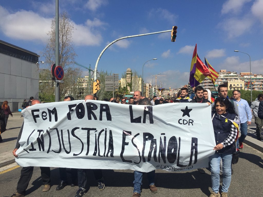 Manifestantes convocados por los CDR se manifiestan en Barcelona por la visita del Rey Felipe.