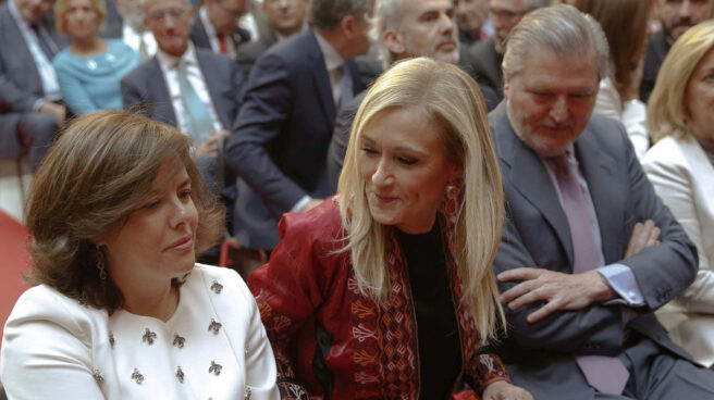 Cifuentes entre Sáenz de Santamaría y Méndez de Vigo en el Dos de Mayo del año pasado