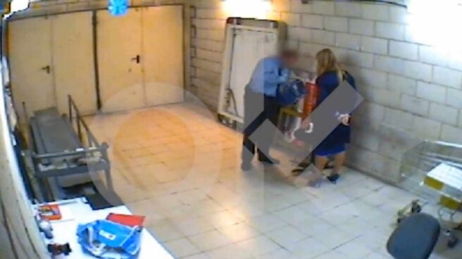 Cristina Cifuentes, ex presidenta de la Comunidad de Madrid, pillada robando en un supermercado.