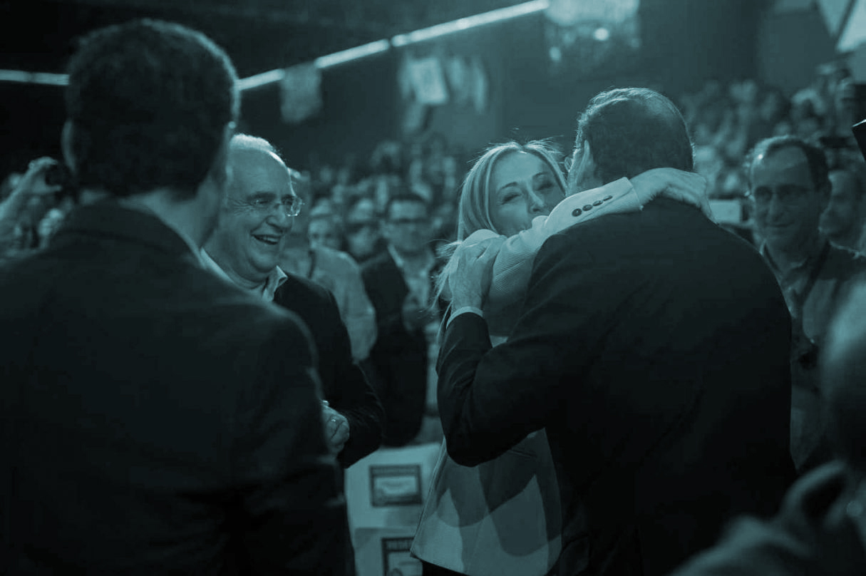 El abrazo de Rajoy y Cifuentes