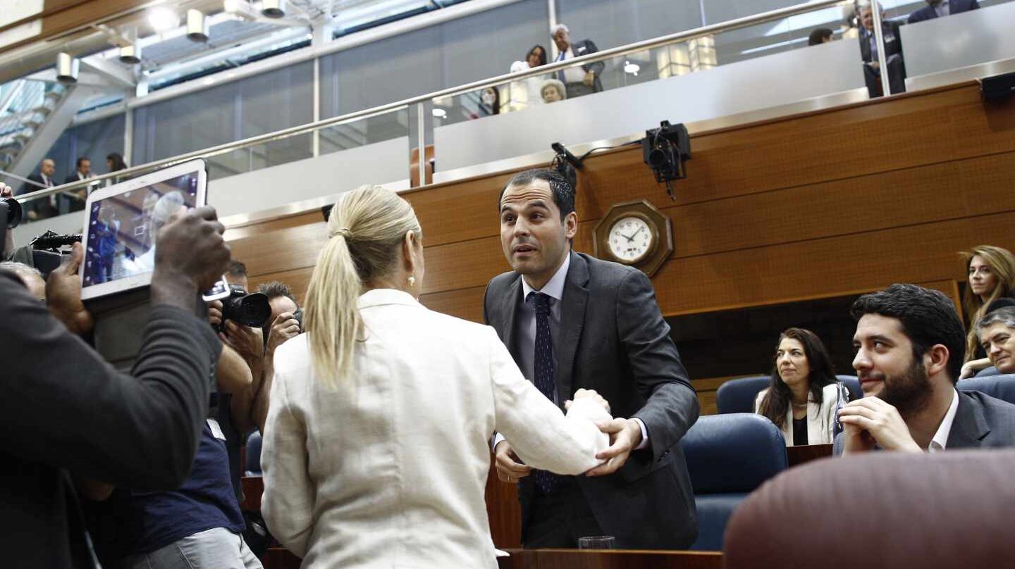 Ignacio Aguado saluda a Cristina Cifuentes, en la asamblea de Madrid.