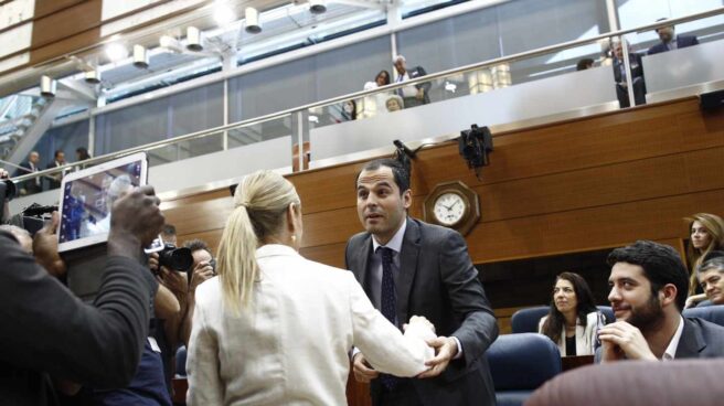 Ignacio Aguado saluda a Cristina Cifuentes, en la asamblea de Madrid. Ignacio Aguado saluda a Cristina Cifuentes, en la asamblea de Madrid.