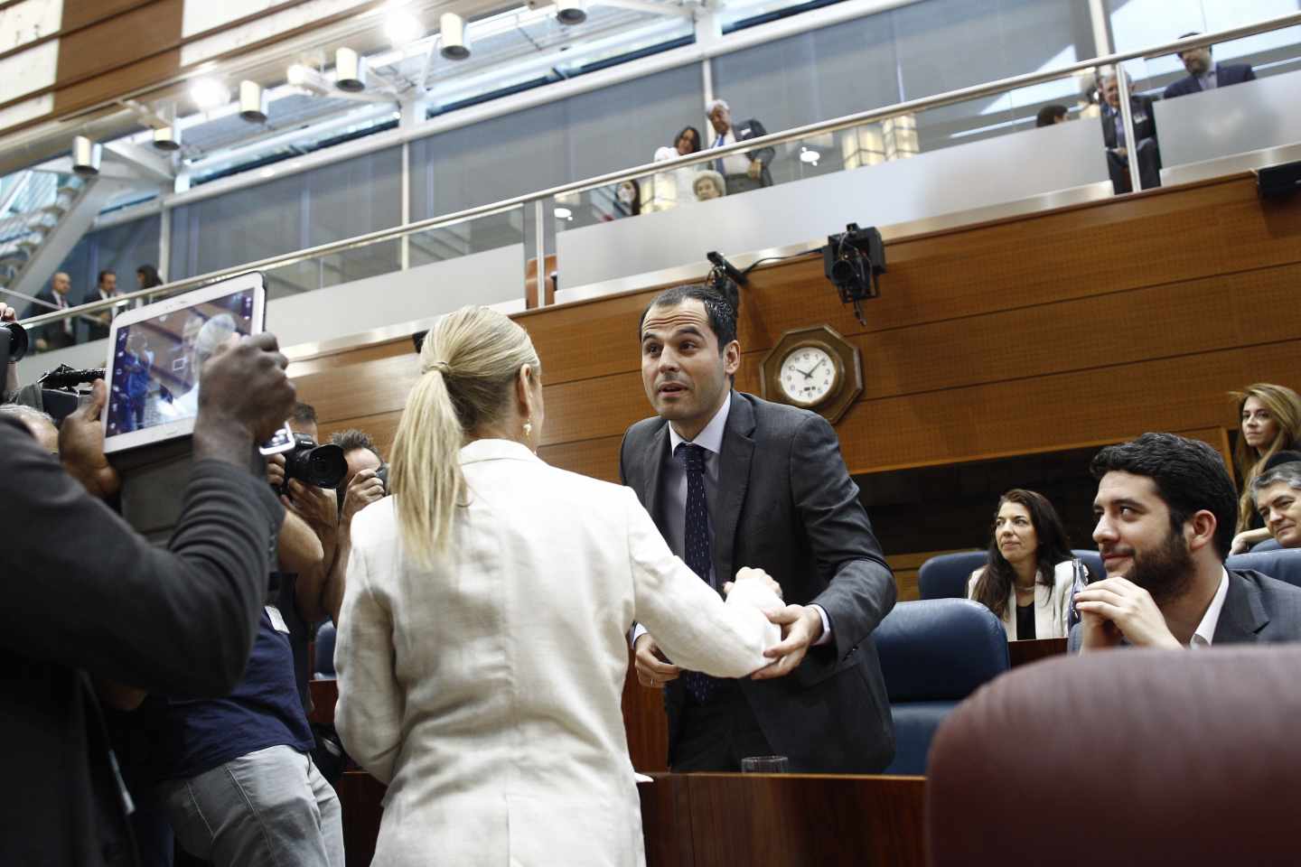 Ignacio Aguado saluda a Cristina Cifuentes, en la asamblea de Madrid.