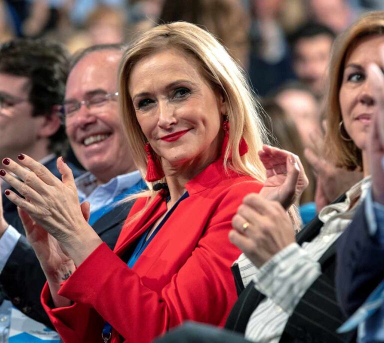 Cifuentes dirige la polémica de su máster contra el PSOE: exige a Sánchez y Gabilondo que expliquen si participaron en la "trama"