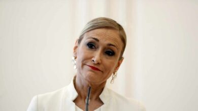 Cifuentes dimite abrasada por los escándalos