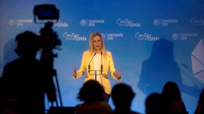 Cifuentes reunió a los suyos en una "cena-cocktail" para decirles que no piensa "tirar la toalla"