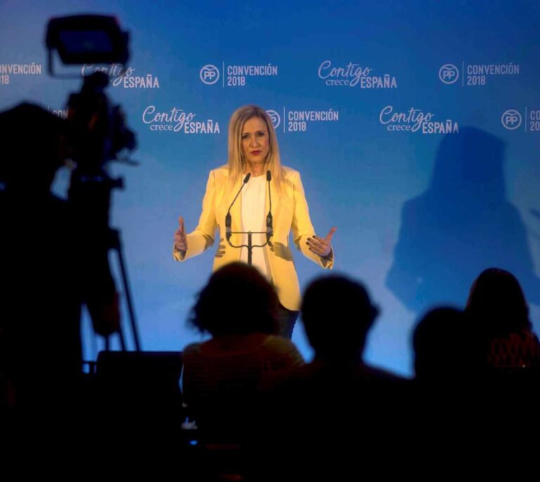 Cifuentes reunió a los suyos en una "cena-cocktail" para decirles que no piensa "tirar la toalla"