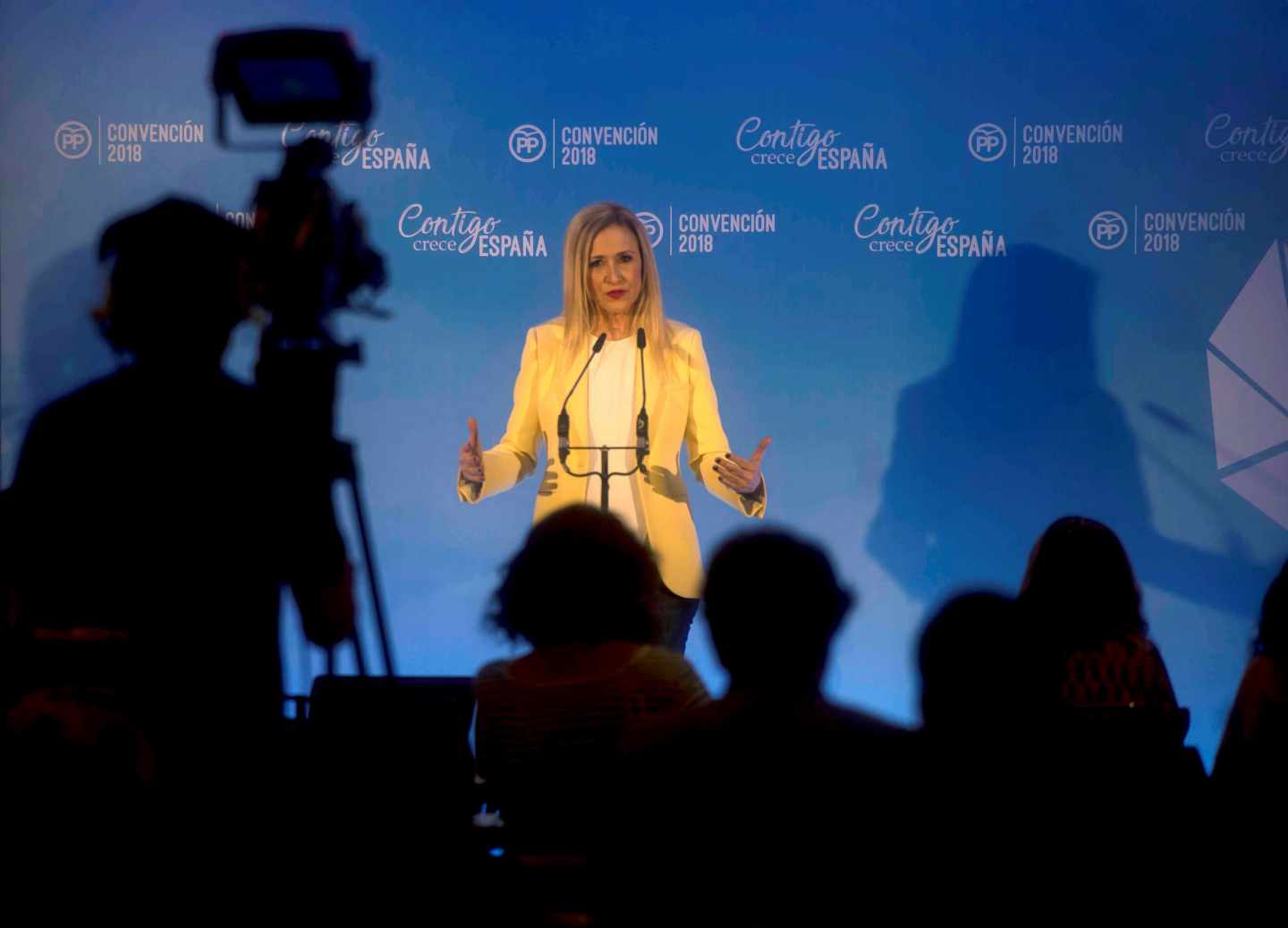 Cifuentes reunió a los suyos en una "cena-cocktail" para decirles que no piensa "tirar la toalla"