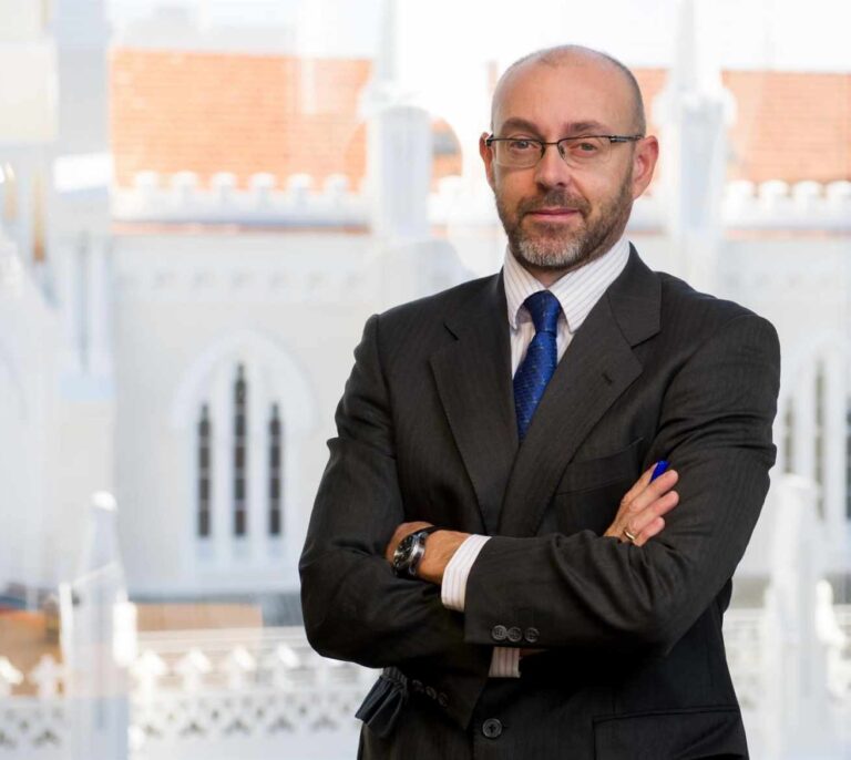 La comisión de expertos propone subir un 28,6% el gasóleo y abaratar un 7% la electricidad