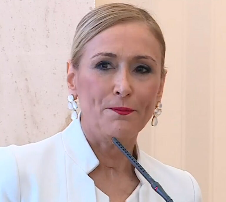 Cifuentes pide a la Universidad Complutense una excedencia de dos años