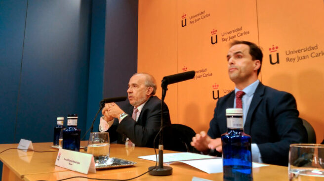 El rector de la URJC, Javier Ramos, junto al catedrático Enrique Álvarez Conde el pasado 21 de marzo.