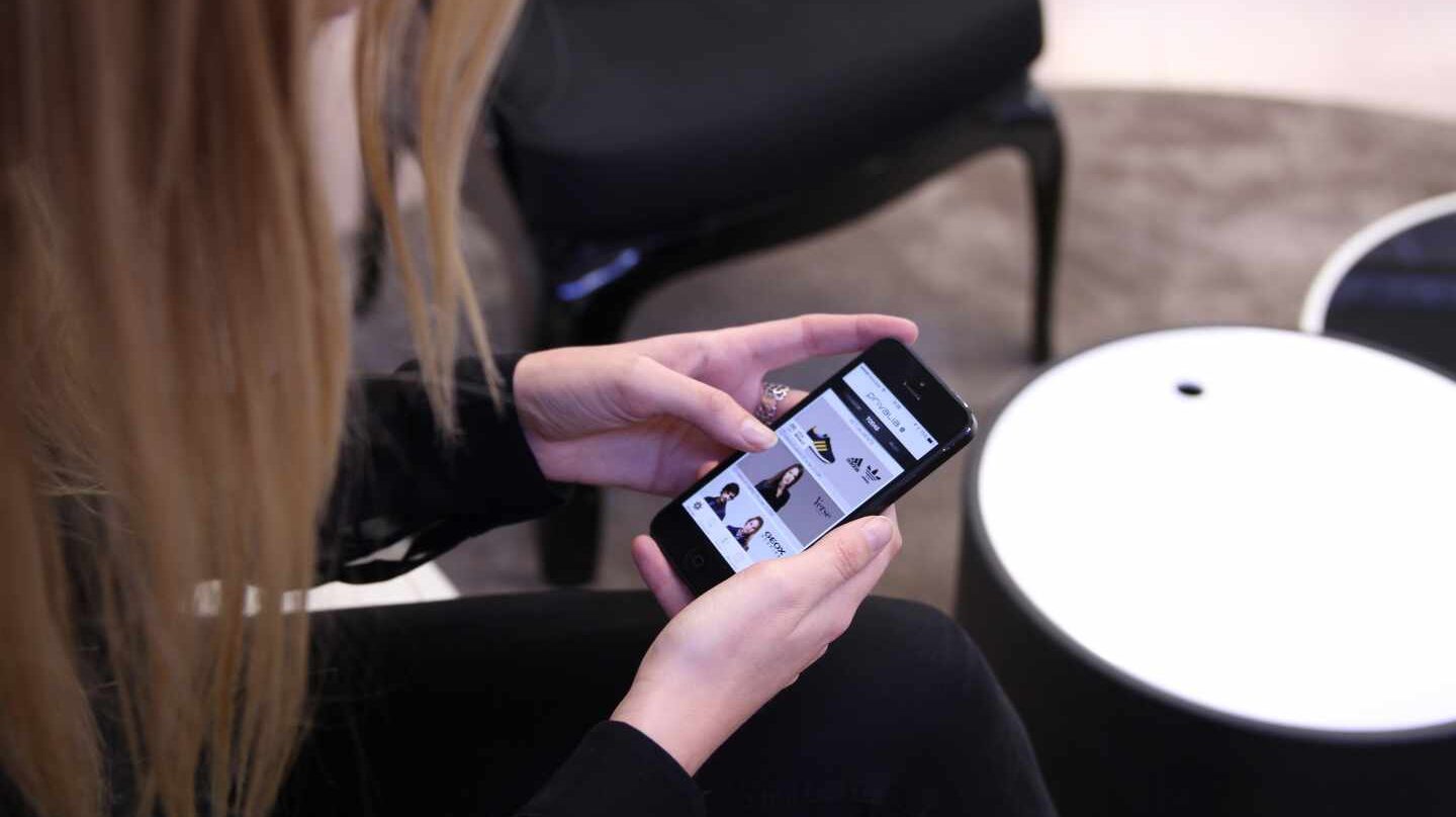 Así nos gusta comprar: mirando en el móvil las redes sociales y acudiendo a la tienda