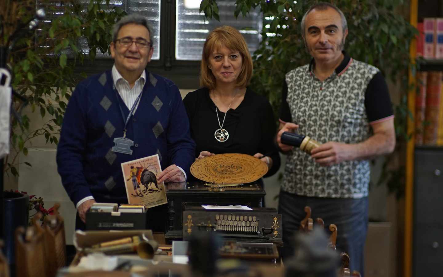 Pepe, María Jesús y Luis, parte del equipo de conservación del fondo sonoro de la BNE