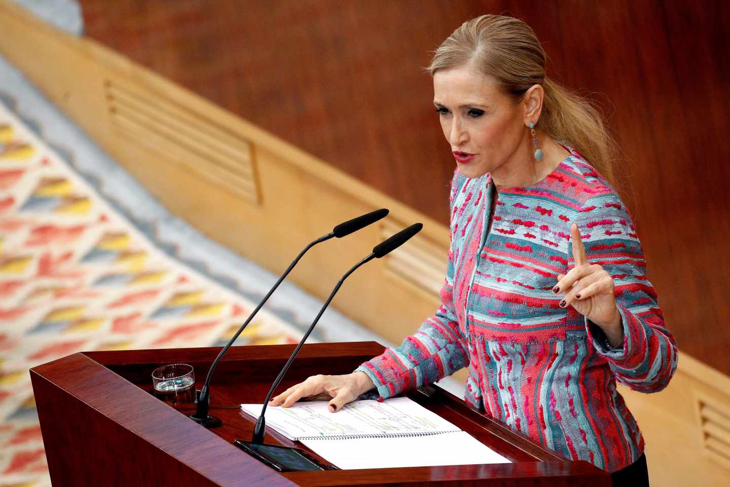 Cristina Cifuentes, durante su intervención en el pleno de la Asamblea.