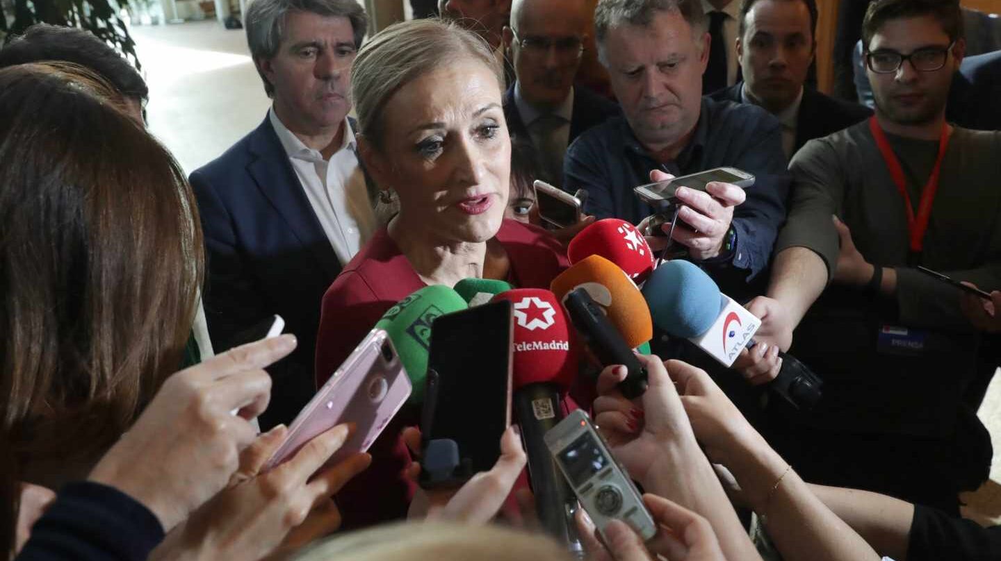 Cristina Cifuentes atiende a los medios en la Asamblea de Madrid, este jueves.