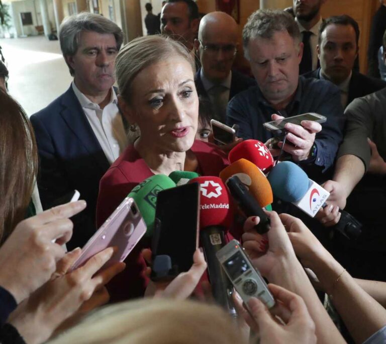 Cifuentes descarta dimitir y dice que es una "buena noticia" que la Fiscalía investigue