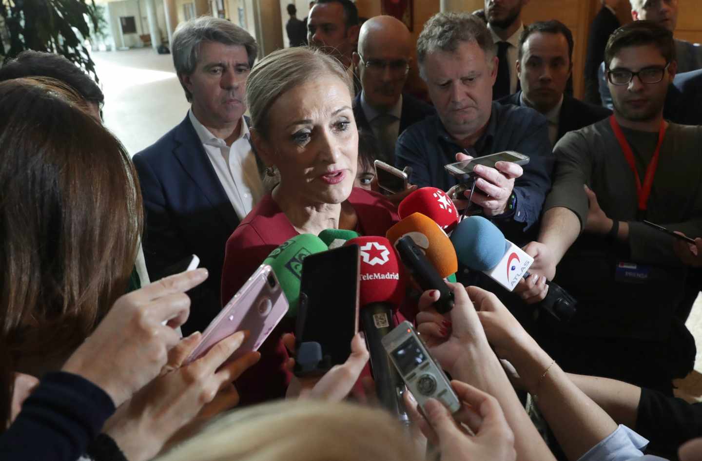 Cristina Cifuentes atiende a los medios en la Asamblea de Madrid, este jueves.