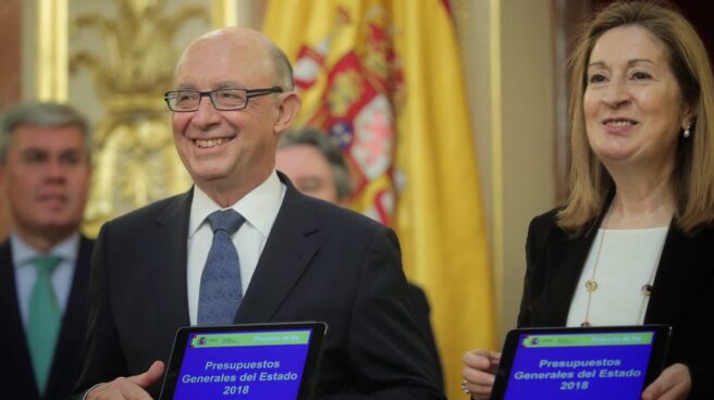 El ministro de Hacienda, Cristóbal Montoro, entrega a la presidenta del Congreso, Ana Pastor, el proyecto de Presupuestos de 2018.