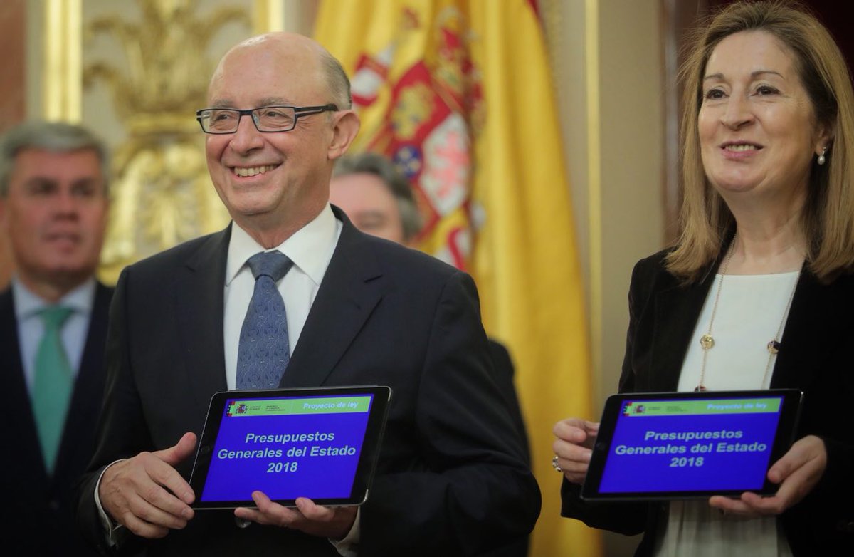 El ministro de Hacienda, Cristóbal Montoro, entrega a la presidenta del Congreso, Ana Pastor, el proyecto de Presupuestos de 2018.