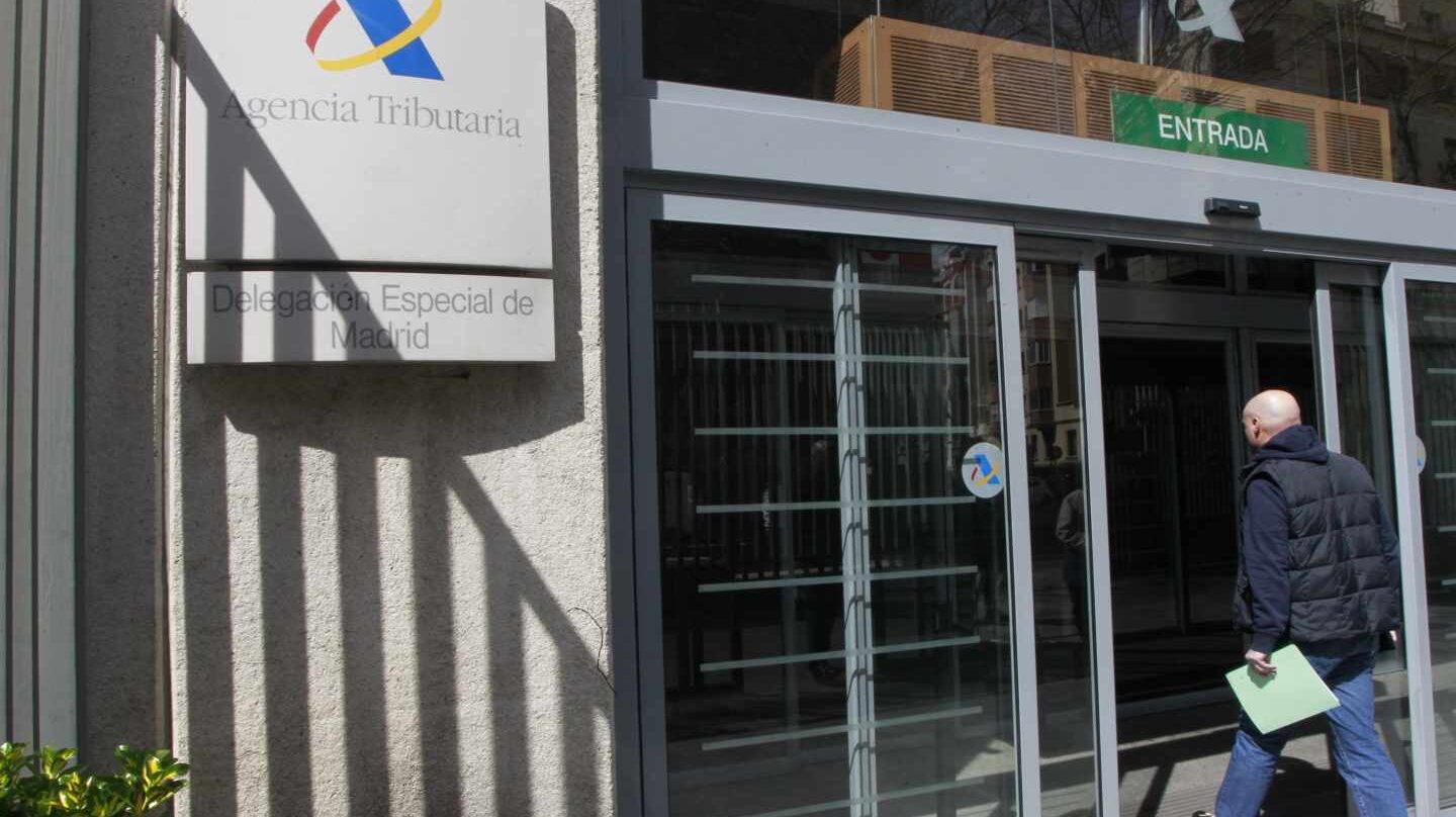Contribuyente entrando en una oficina de la Agencia Tributaria, donde se puede presentar la Declaración de la Renta 2017.
