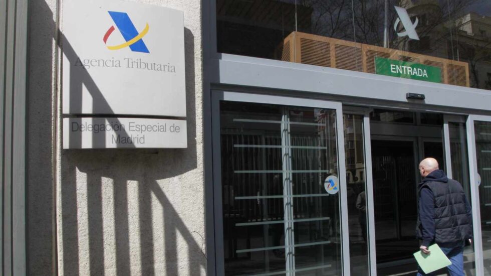 Contribuyente entrando en una oficina de la Agencia Tributaria, donde se puede presentar la Declaración de la Renta 2017.