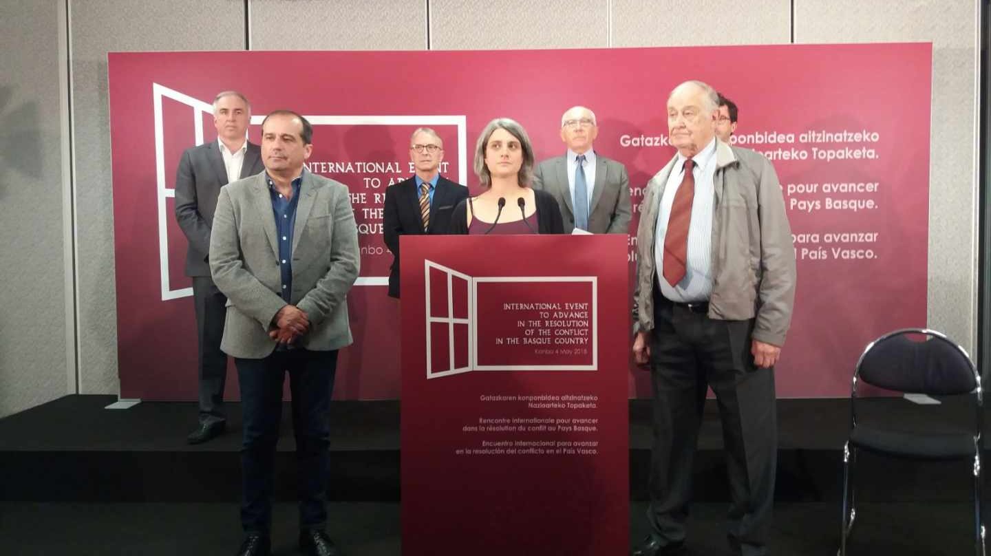Los mediadores en la disolución de ETA, durante una comparecencia de prensa.