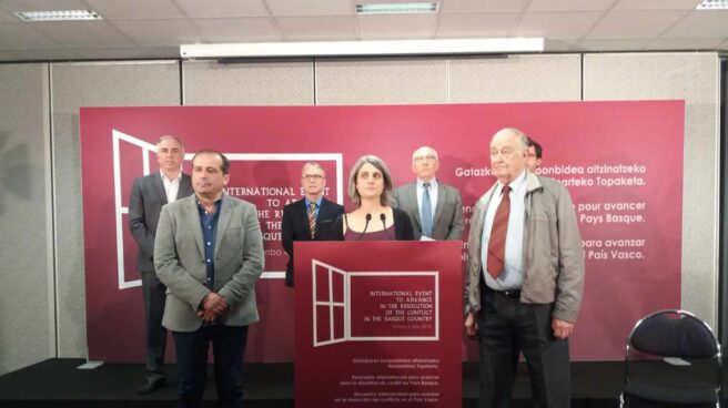 Los mediadores en la disolución de ETA, durante una comparecencia de prensa.