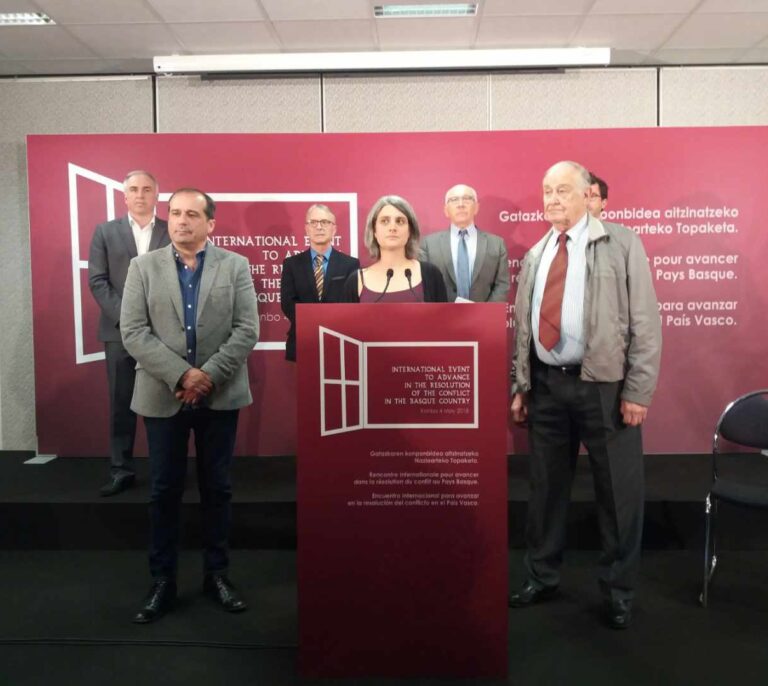 Instan a arropar a ETA en su disolución el 4 de mayo en un "evento internacional" en Cambo