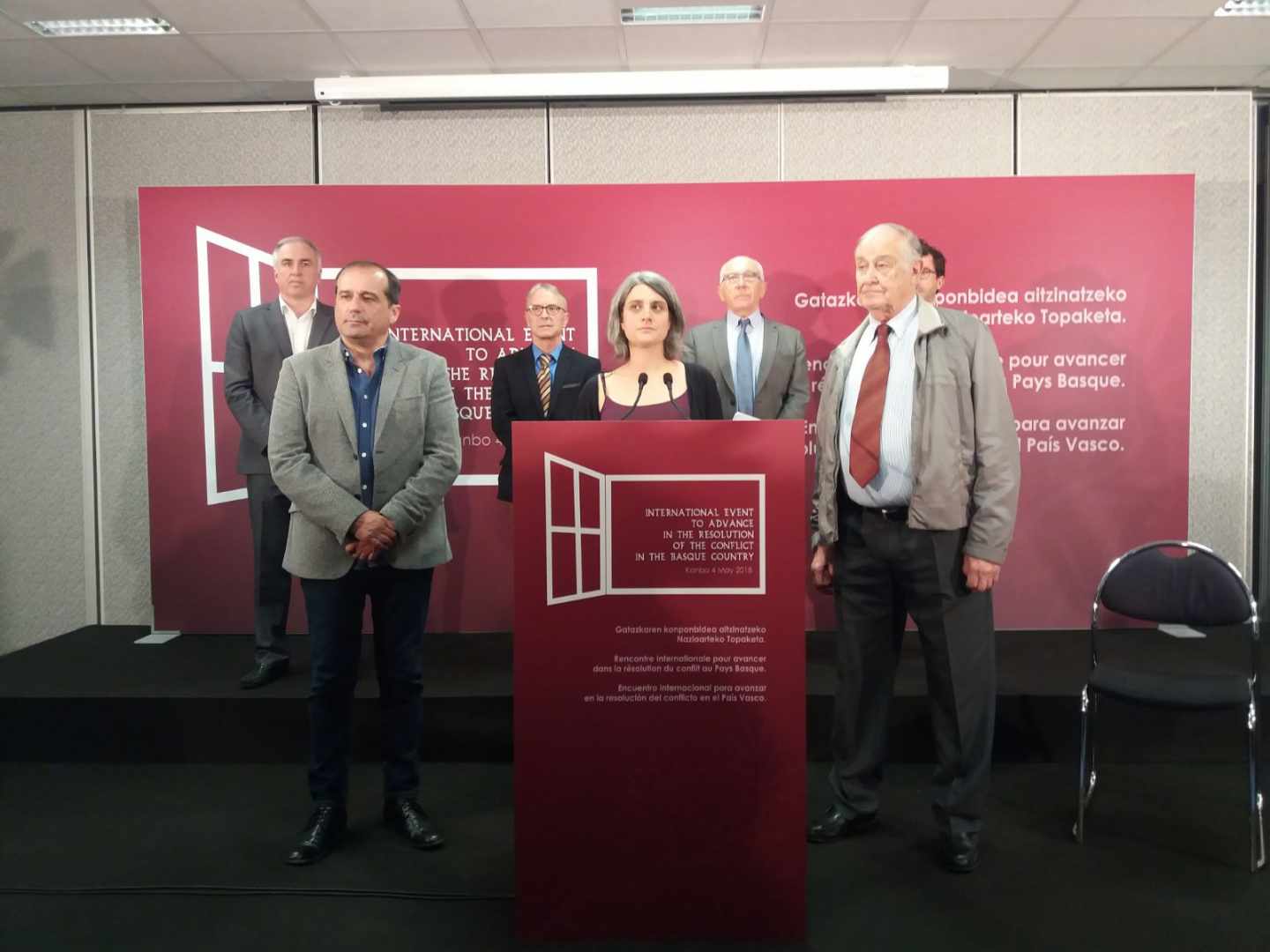 Los mediadores en la disolución de ETA, durante una comparecencia de prensa.