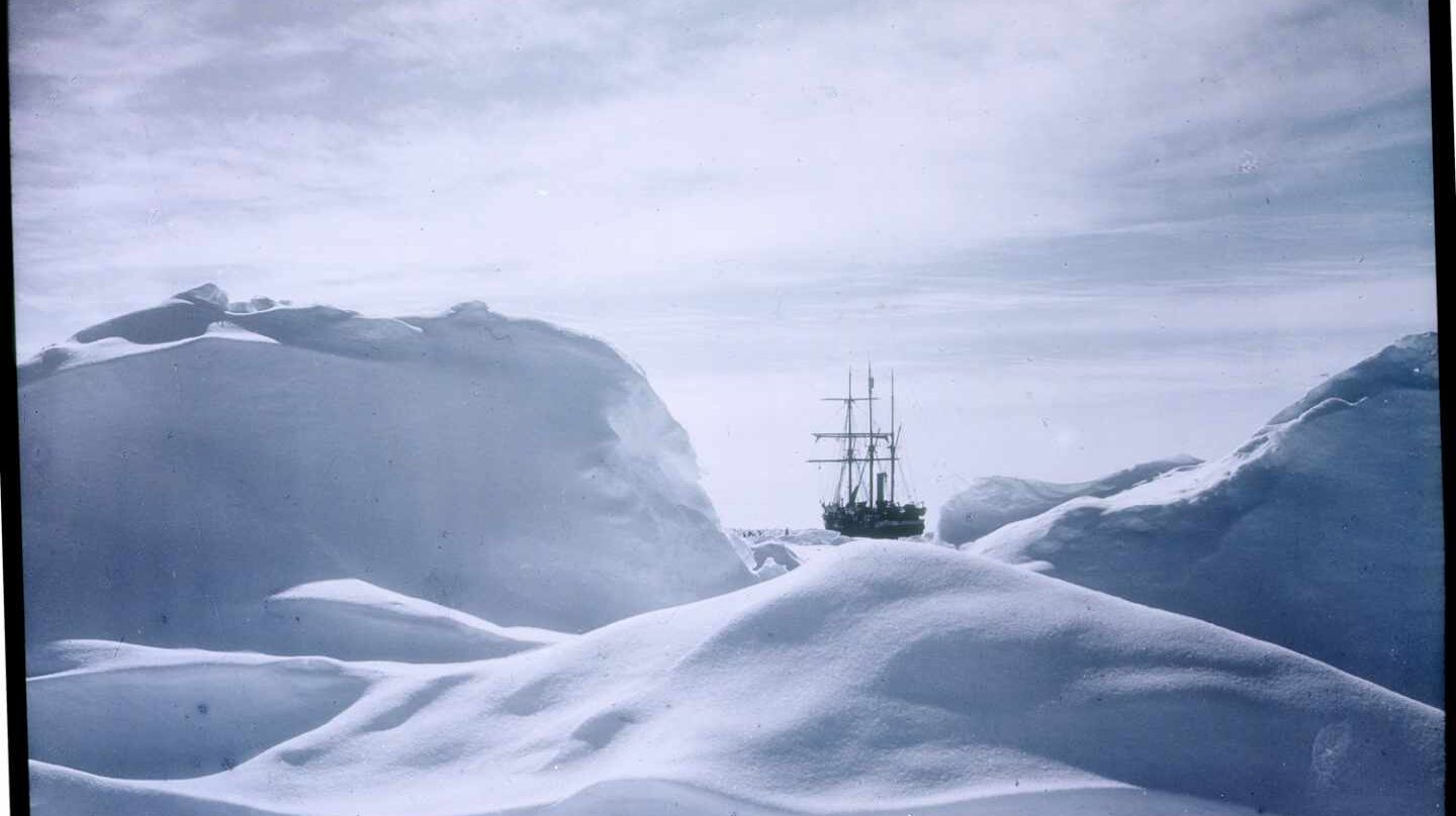 El Endurance entre el hielo que lo aplastó