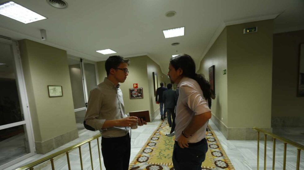 Íñigo Errejón y Pablo Iglesias, en los pasillos del Congreso.