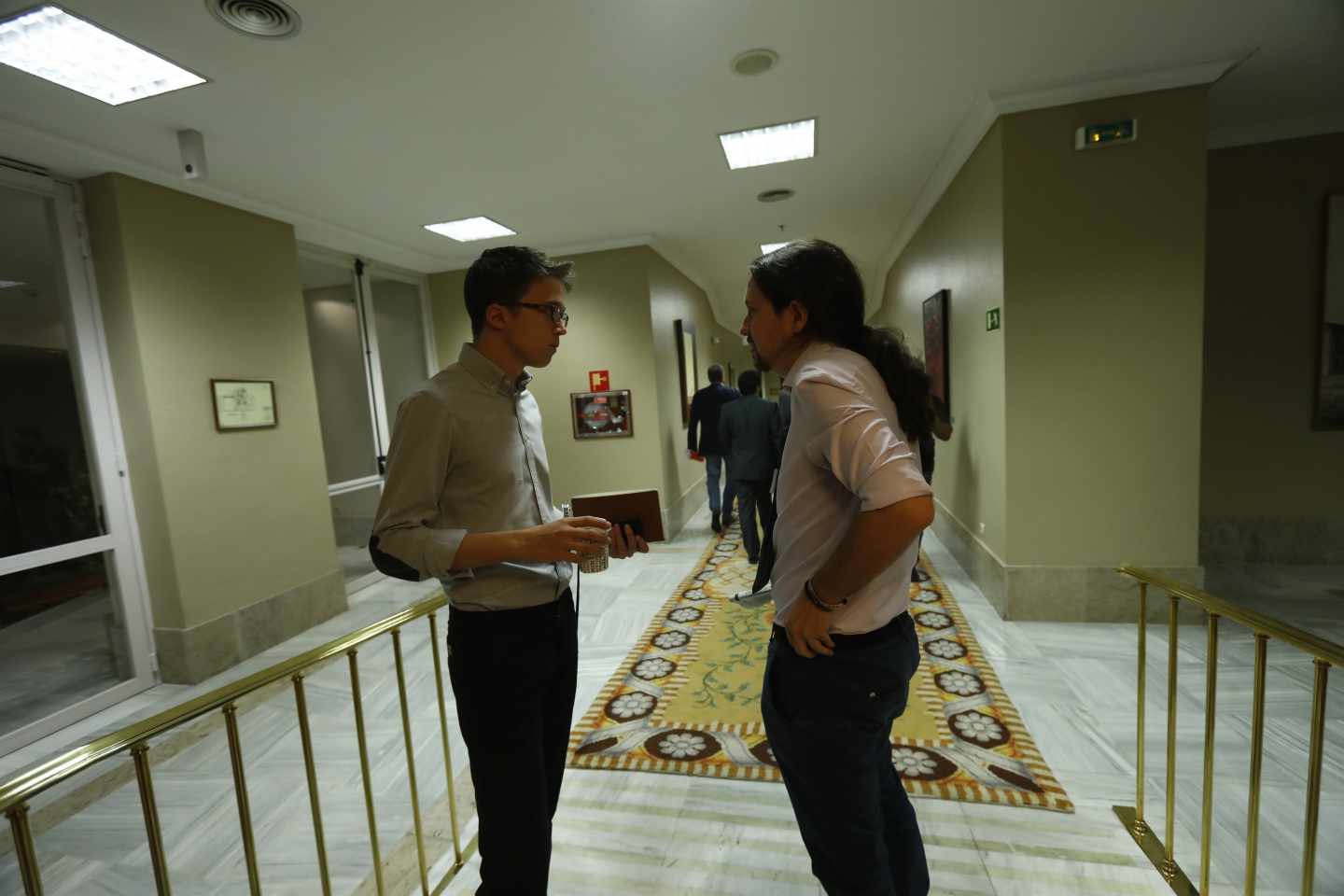 Íñigo Errejón y Pablo Iglesias, en los pasillos del Congreso.