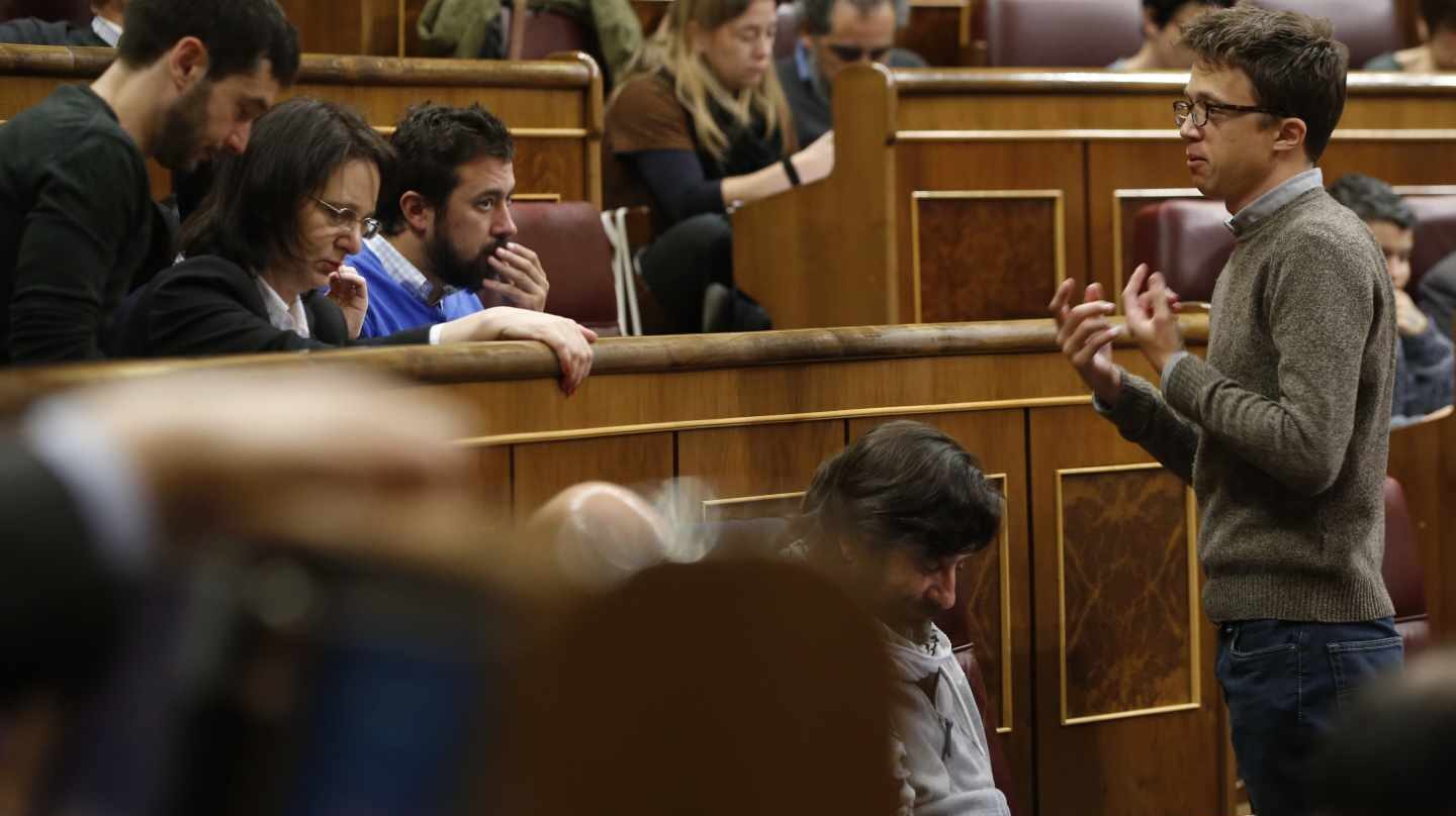 Errejón conversa con sus compañeros en el Congreso.
