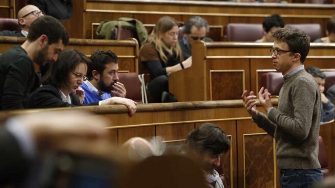 Errejón conversa con sus compañeros en el Congreso.