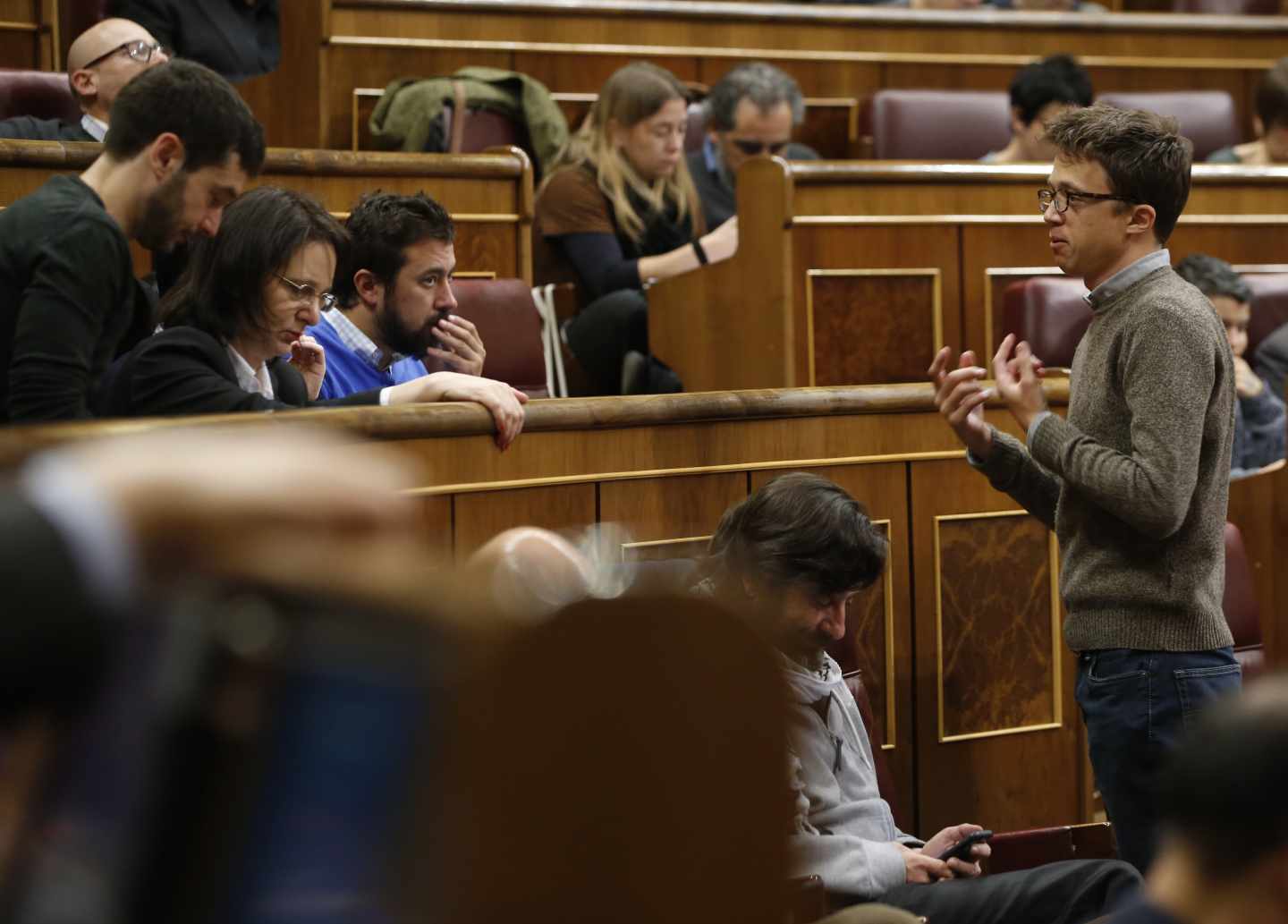 Errejón conversa con sus compañeros en el Congreso.