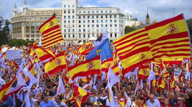 Banderas de España y Cataluña en una manifestación.