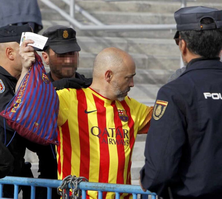 La Policía requisa esteladas y pancartas de apoyo a los presos a la entrada del Metropolitano