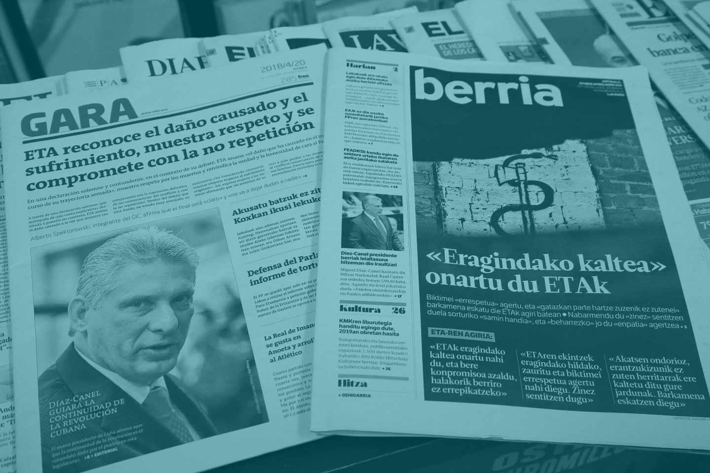 Las portadas de prensa con el comunicado de ETA.