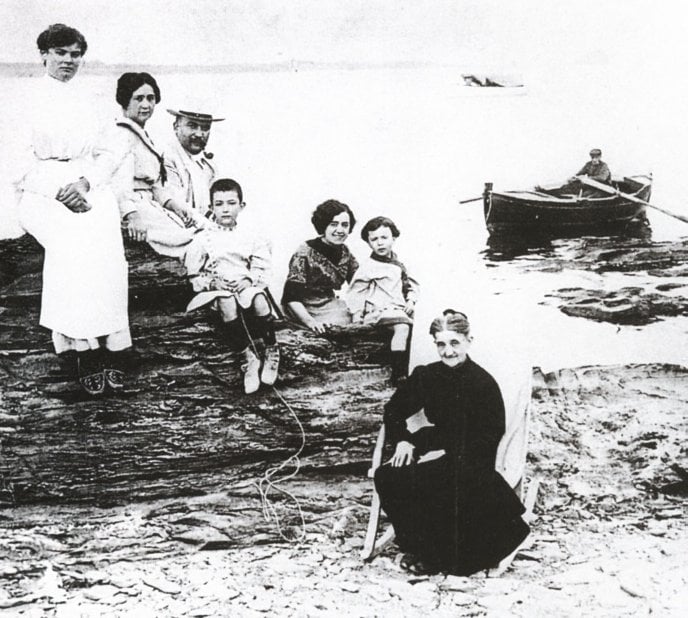 La familia de Salvador Dalí en Cadaqués.