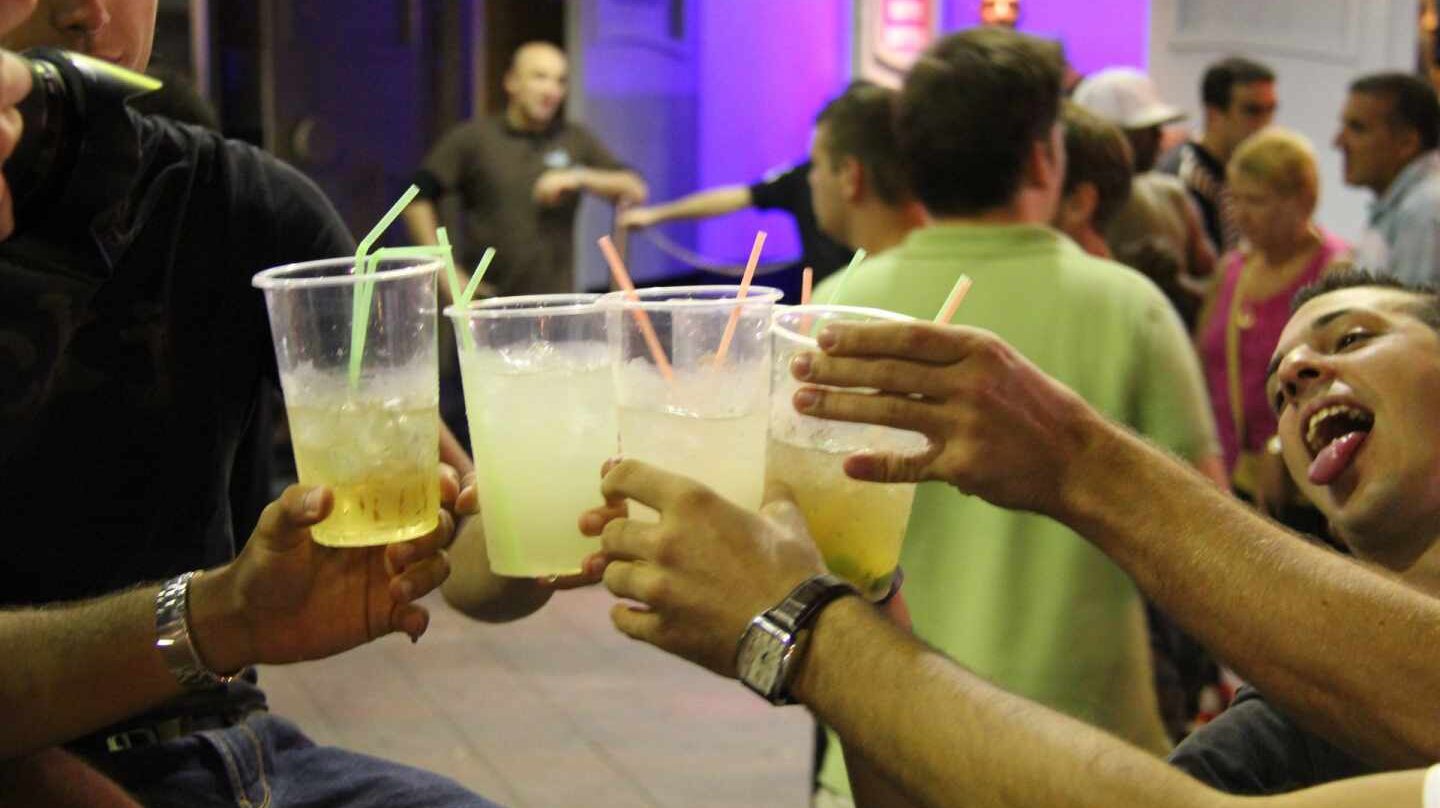 El informe de la Ley del alcohol establece sanciones a los padres de menores que beban.El informe de la Ley del alcohol establece sanciones a los padres de menores que beban.