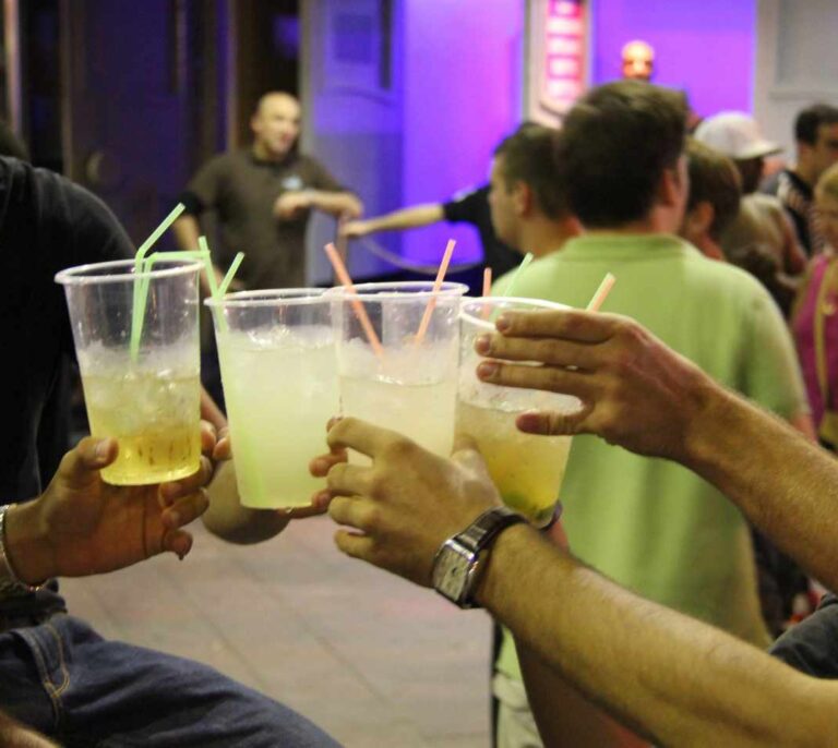 La futura Ley del Alcohol prevé sanciones a los padres de menores que beban