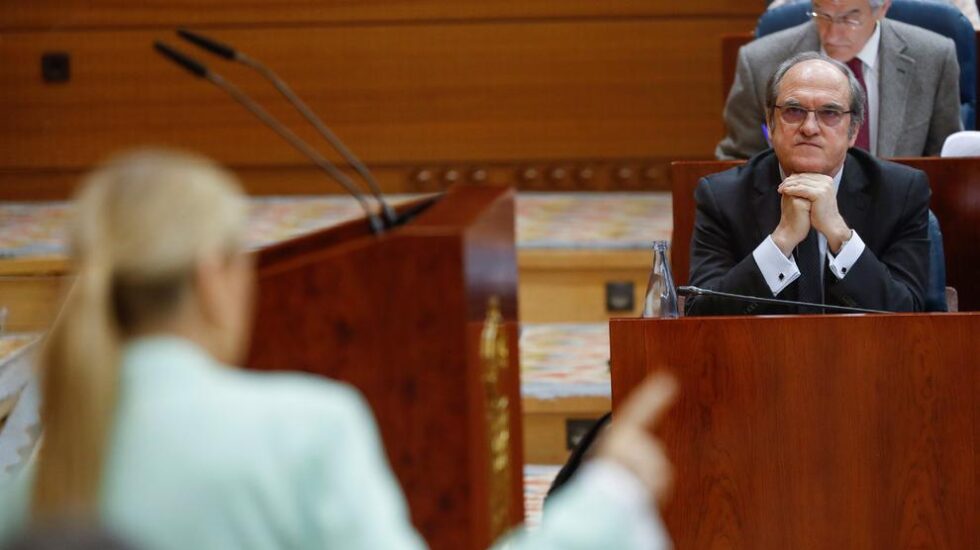 Cifuentes y Gabilondo durante una sesión en la Asamblea de Madrid