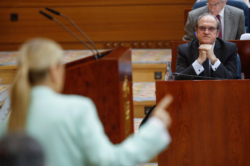 Cifuentes y Gabilondo durante una sesión en la Asamblea de Madrid