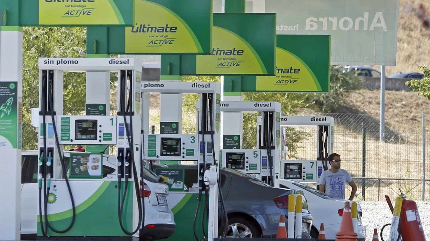 El petróleo escala un 12% en un mes y presiona al alza los precios de la gasolina.
