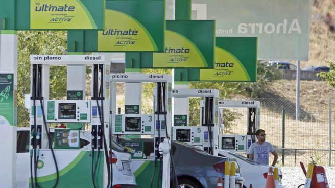 Confusión entre las gasolineras con el Gobierno por los descuentos para frenar la crisis Vehículos repostando en una gasolinera.