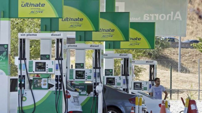 El petróleo escala un 12% en un mes y presiona al alza los precios de la gasolina