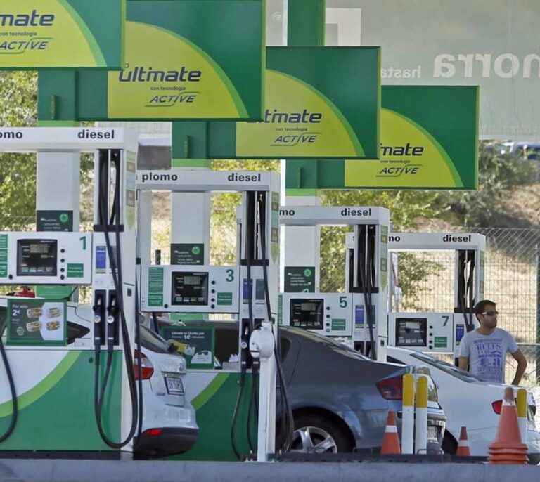 El petróleo escala un 12% en un mes y presiona al alza los precios de la gasolina